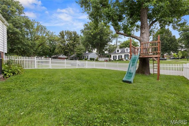 952 Bridgeport Drive, Ballwin, MO 63011