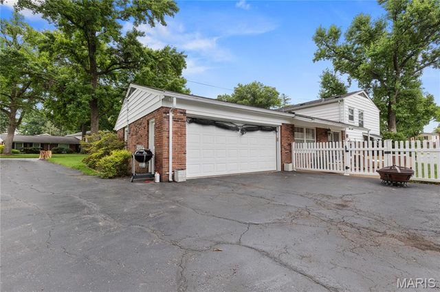 952 Bridgeport Drive, Ballwin, MO 63011