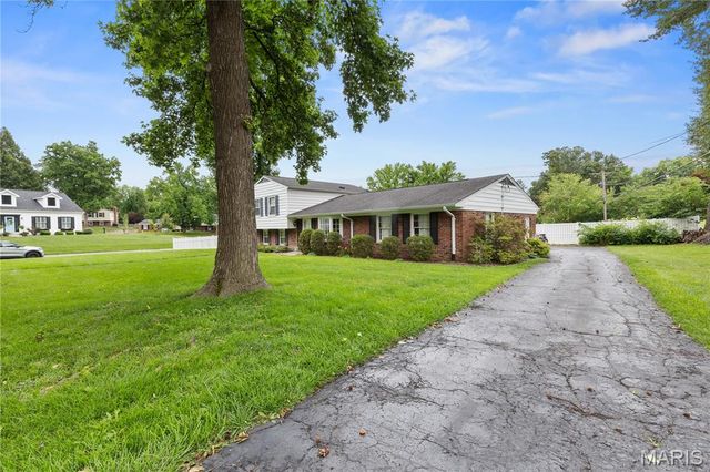 952 Bridgeport Drive, Ballwin, MO 63011