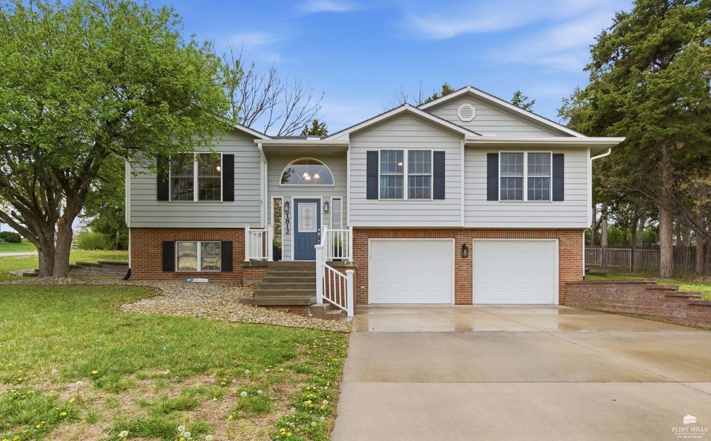 1812 Kingwood Drive, Manhattan, KS 66502