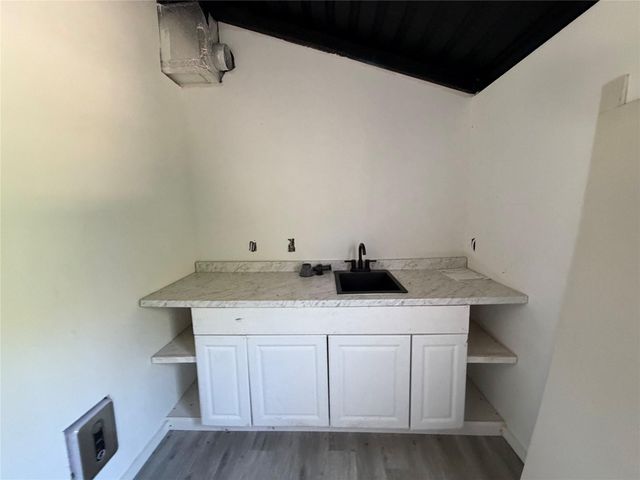 17702 Sandy LN, Jonestown, TX 78645
