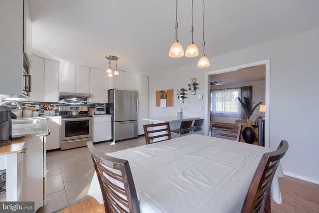 433 SLEEPY HOLLOW DR, Mohrsville, PA 19541