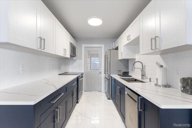 3733 LAKE FRONT Street, Waterford Charter Township, MI 48328