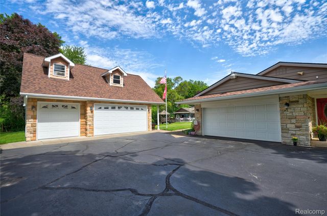 1360 Kra Nur Drive, Burton, MI 48509