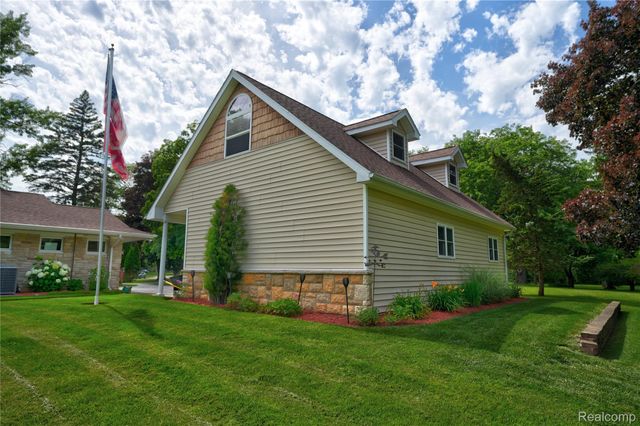 1360 Kra Nur Drive, Burton, MI 48509