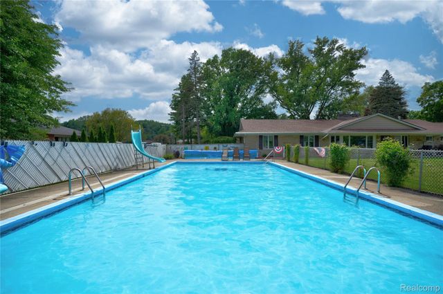 1360 Kra Nur Drive, Burton, MI 48509