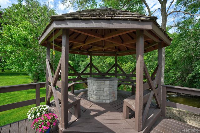 1360 Kra Nur Drive, Burton, MI 48509