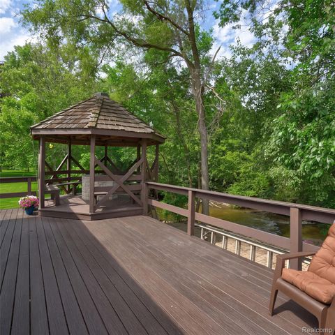 1360 Kra Nur Drive, Burton, MI 48509
