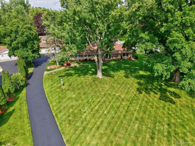 1360 Kra Nur Drive, Burton, MI 48509