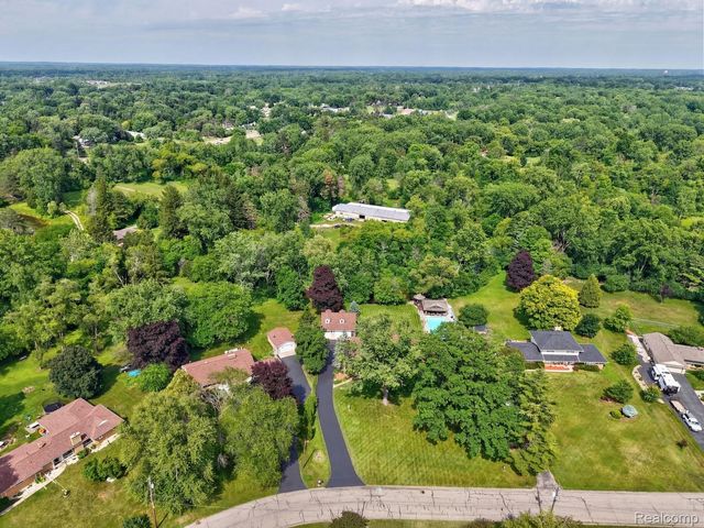 1360 Kra Nur Drive, Burton, MI 48509