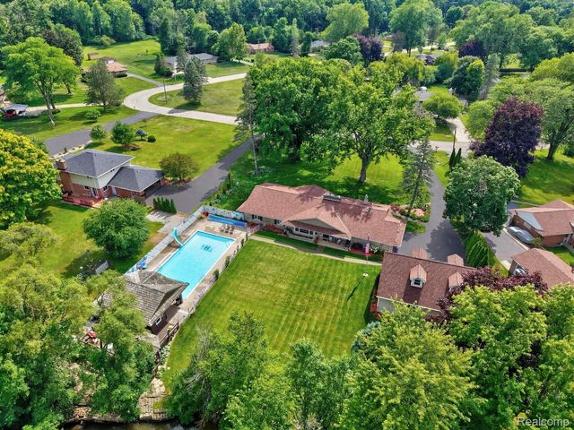 1360 Kra Nur Drive, Burton, MI 48509