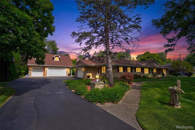 1360 Kra Nur Drive, Burton, MI 48509