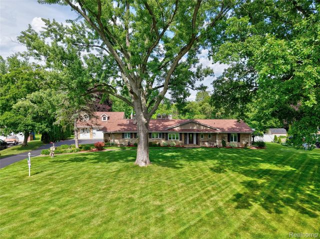 1360 Kra Nur Drive, Burton, MI 48509