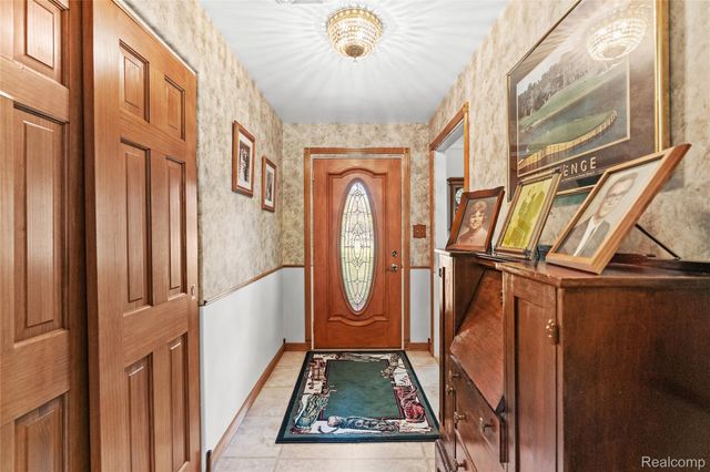 1360 Kra Nur Drive, Burton, MI 48509