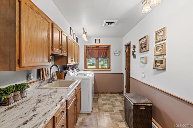 1360 Kra Nur Drive, Burton, MI 48509