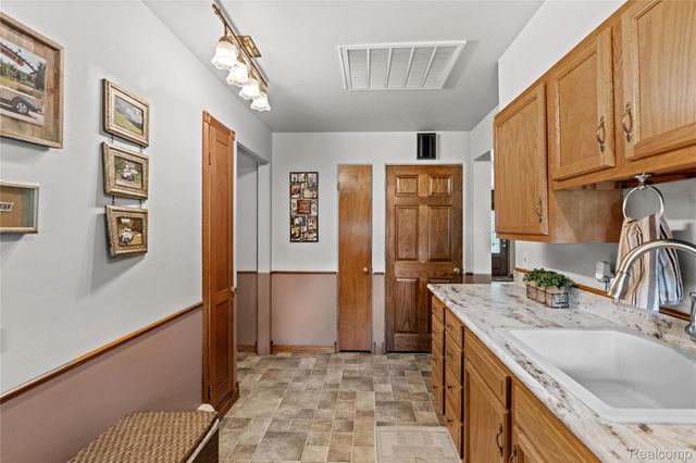 1360 Kra Nur Drive, Burton, MI 48509