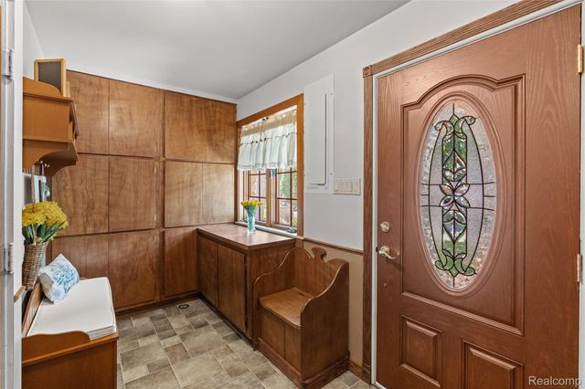 1360 Kra Nur Drive, Burton, MI 48509