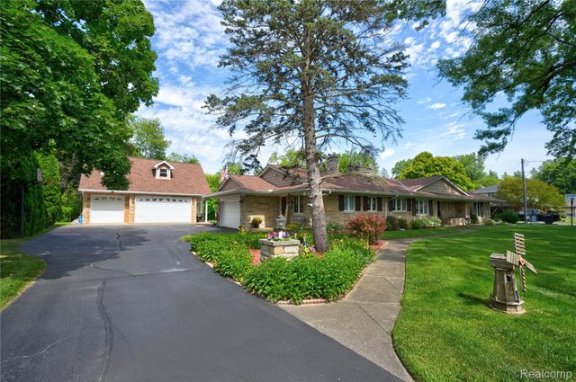 1360 Kra Nur Drive, Burton, MI 48509