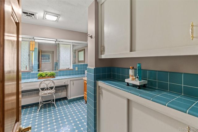 1360 Kra Nur Drive, Burton, MI 48509
