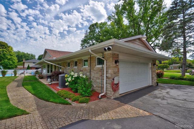 1360 Kra Nur Drive, Burton, MI 48509