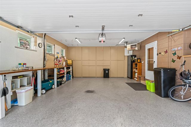 1360 Kra Nur Drive, Burton, MI 48509