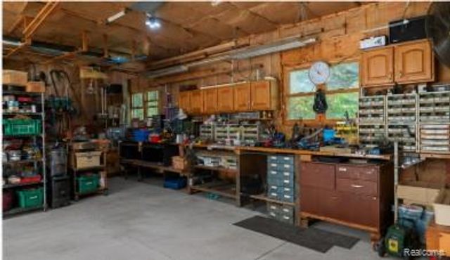 1360 Kra Nur Drive, Burton, MI 48509