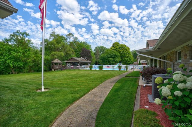 1360 Kra Nur Drive, Burton, MI 48509