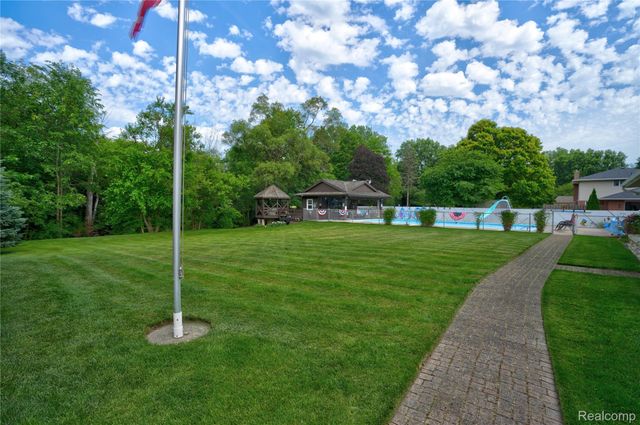 1360 Kra Nur Drive, Burton, MI 48509