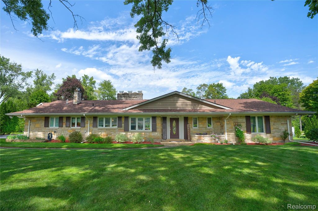1360 Kra Nur Drive, Burton, MI 48509