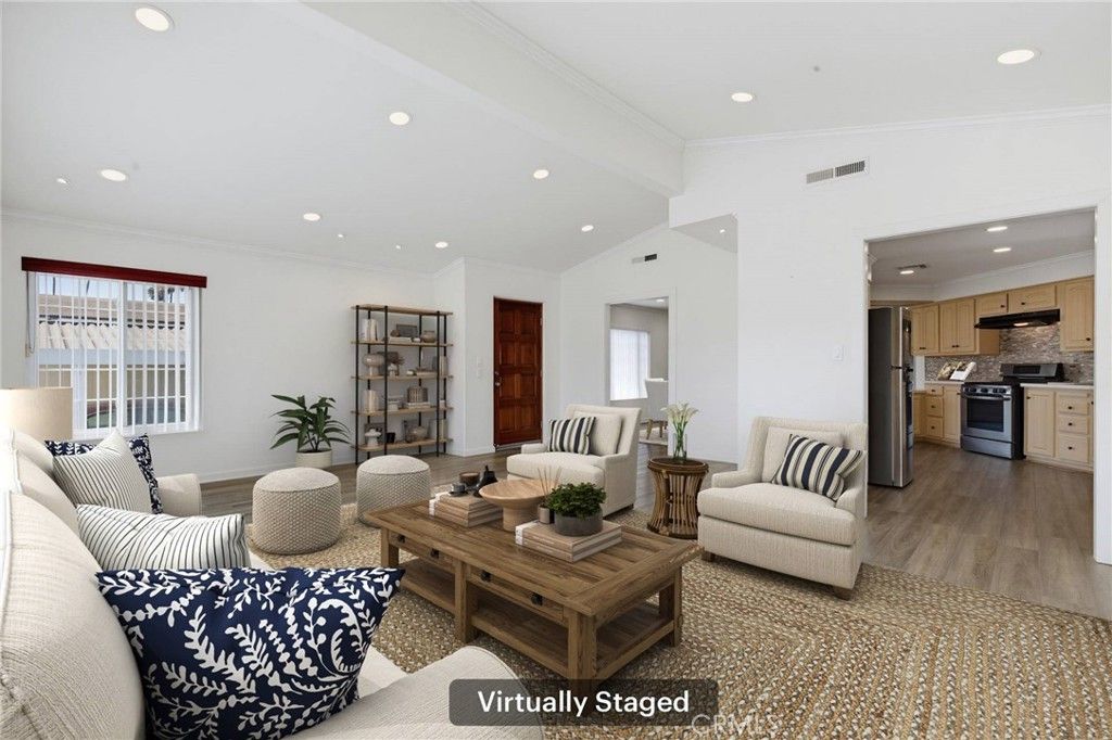 Image 10 of property listing at 115 Poinsettia Gardens Drive 115, Ventura, CA 93004