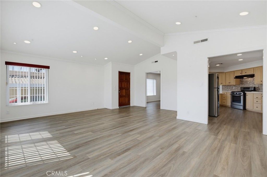 Image 11 of property listing at 115 Poinsettia Gardens Drive 115, Ventura, CA 93004