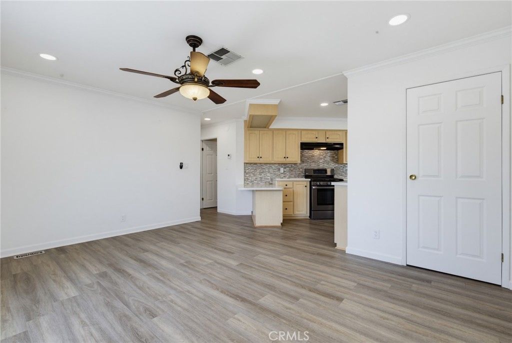 Image 14 of property listing at 115 Poinsettia Gardens Drive 115, Ventura, CA 93004