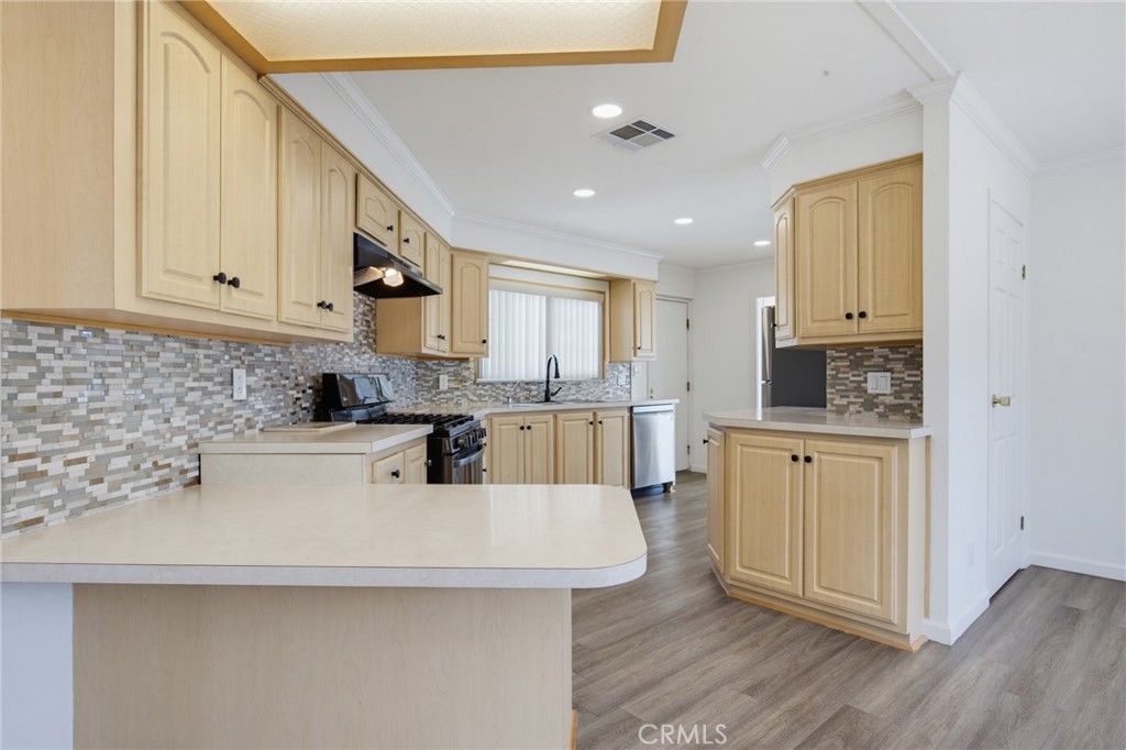 Image 16 of property listing at 115 Poinsettia Gardens Drive 115, Ventura, CA 93004