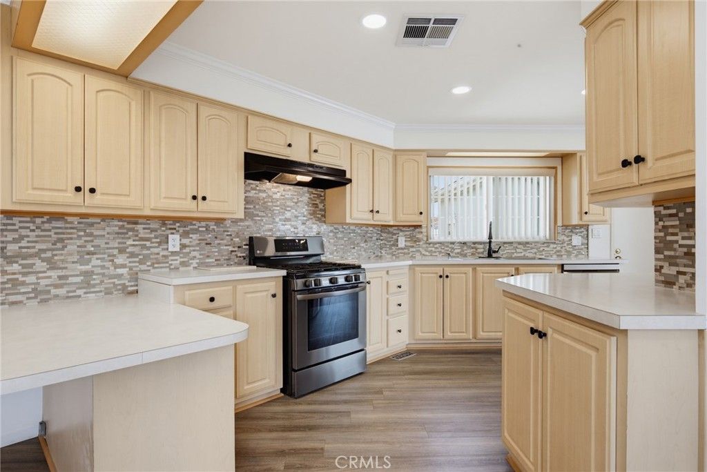 Image 17 of property listing at 115 Poinsettia Gardens Drive 115, Ventura, CA 93004