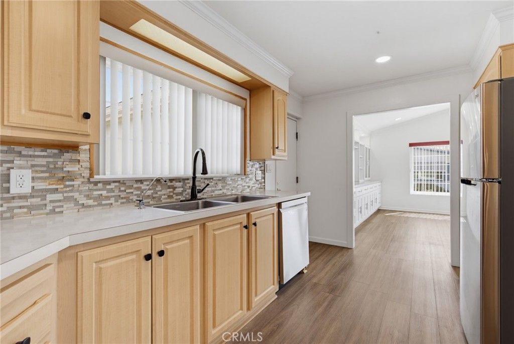 Image 18 of property listing at 115 Poinsettia Gardens Drive 115, Ventura, CA 93004