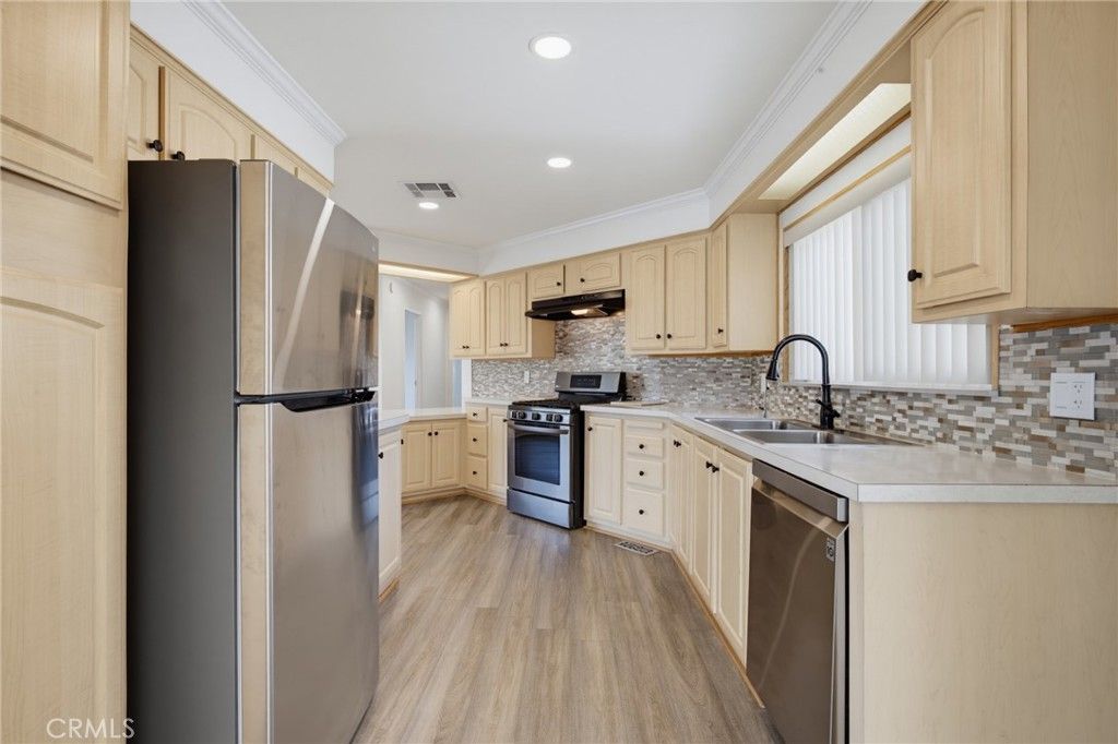 Image 19 of property listing at 115 Poinsettia Gardens Drive 115, Ventura, CA 93004