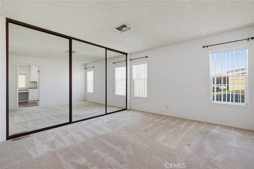 Image 21 of property listing at 115 Poinsettia Gardens Drive 115, Ventura, CA 93004