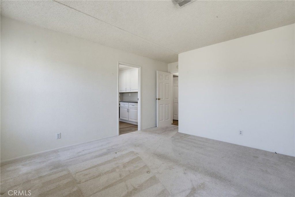Image 22 of property listing at 115 Poinsettia Gardens Drive 115, Ventura, CA 93004