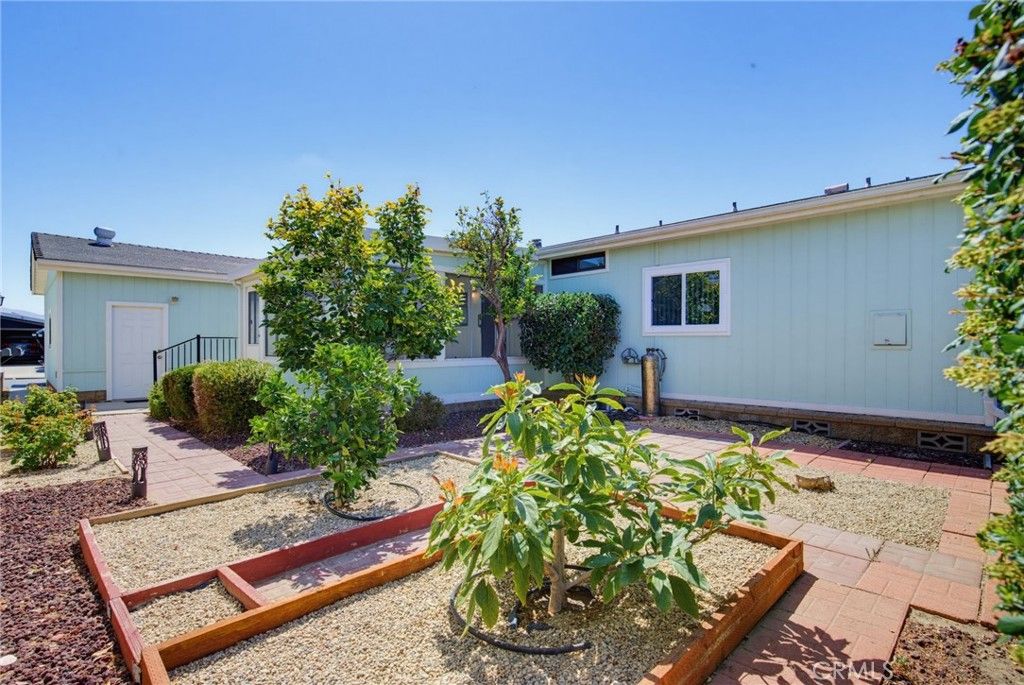 Image 33 of property listing at 115 Poinsettia Gardens Drive 115, Ventura, CA 93004