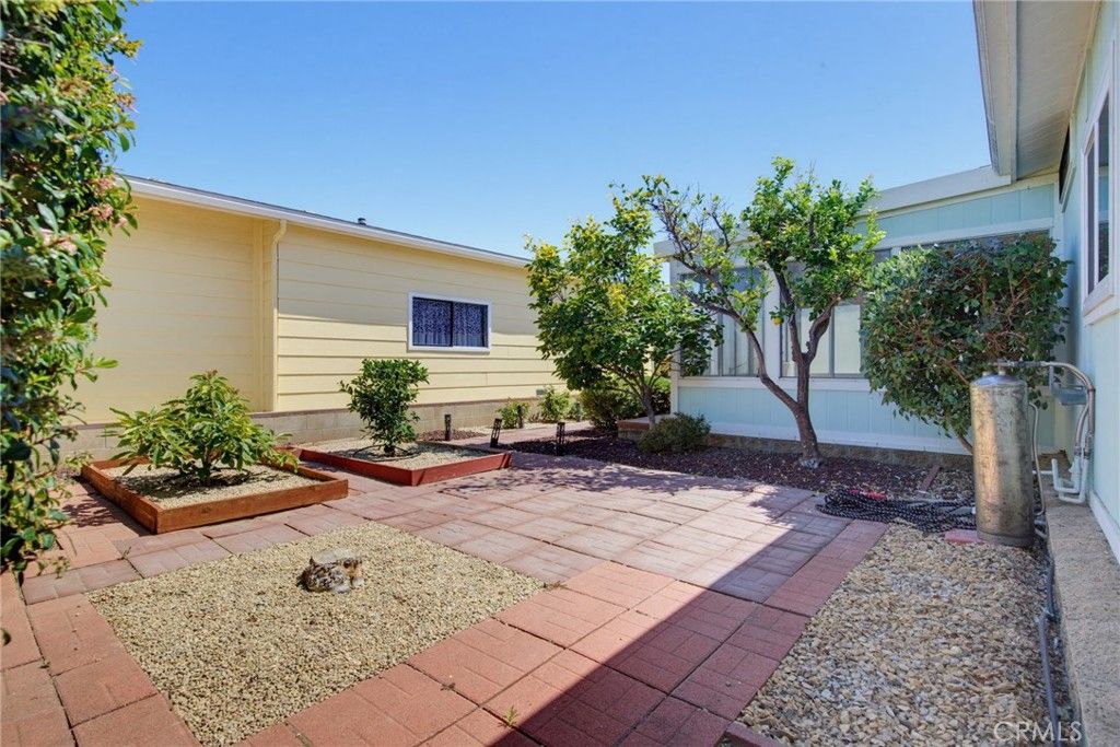 Image 35 of property listing at 115 Poinsettia Gardens Drive 115, Ventura, CA 93004