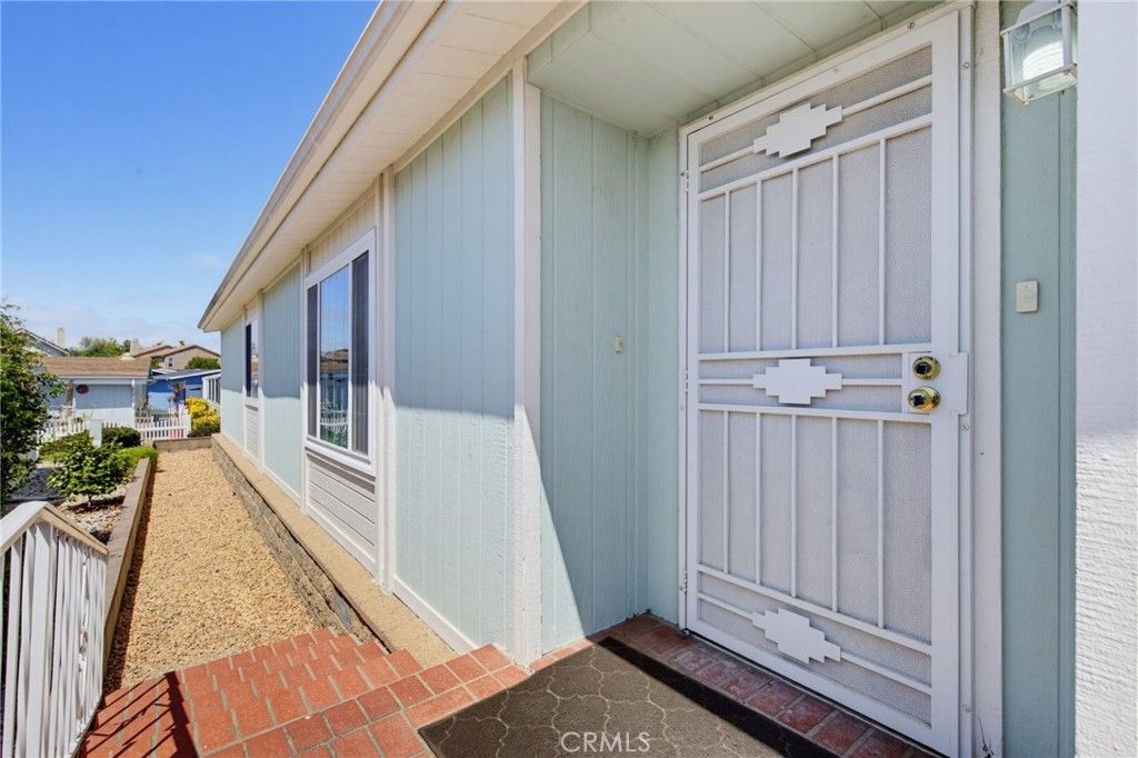 Image 4 of property listing at 115 Poinsettia Gardens Drive 115, Ventura, CA 93004