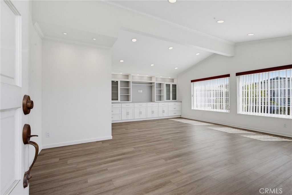 Image 5 of property listing at 115 Poinsettia Gardens Drive 115, Ventura, CA 93004