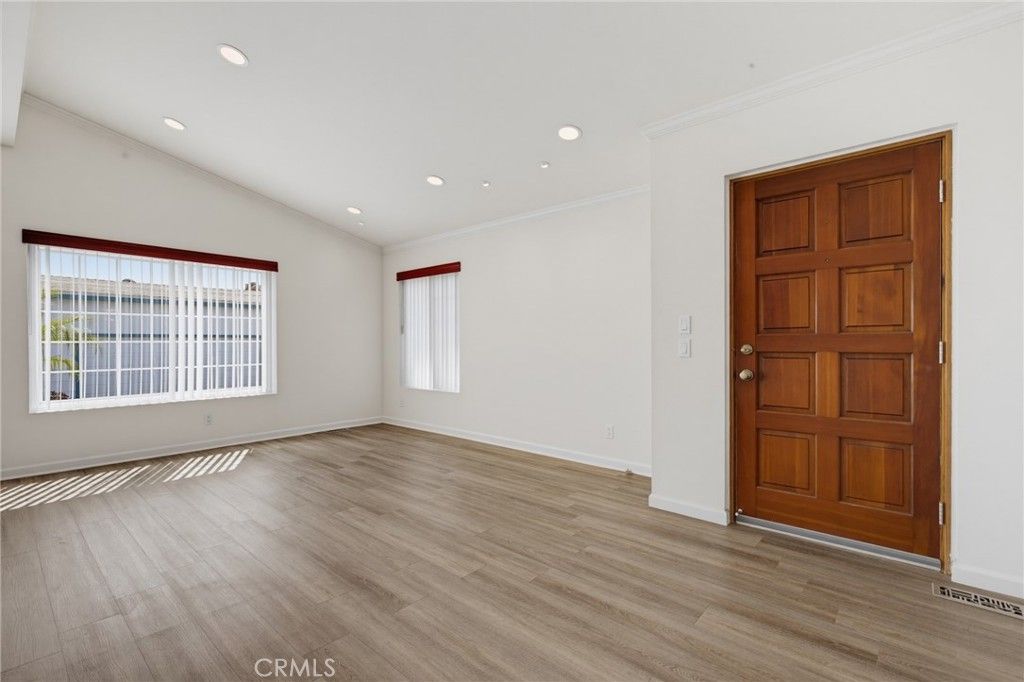 Image 6 of property listing at 115 Poinsettia Gardens Drive 115, Ventura, CA 93004