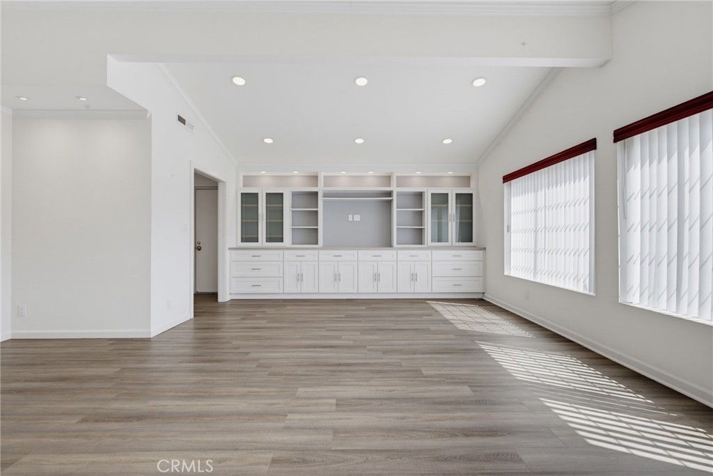 Image 8 of property listing at 115 Poinsettia Gardens Drive 115, Ventura, CA 93004
