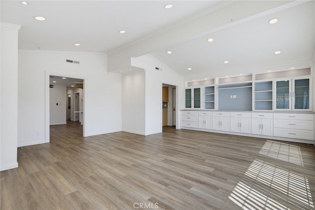 Image 9 of property listing at 115 Poinsettia Gardens Drive 115, Ventura, CA 93004