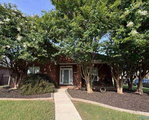 1020 Brookshire Lane SE, Decatur, AL 35601