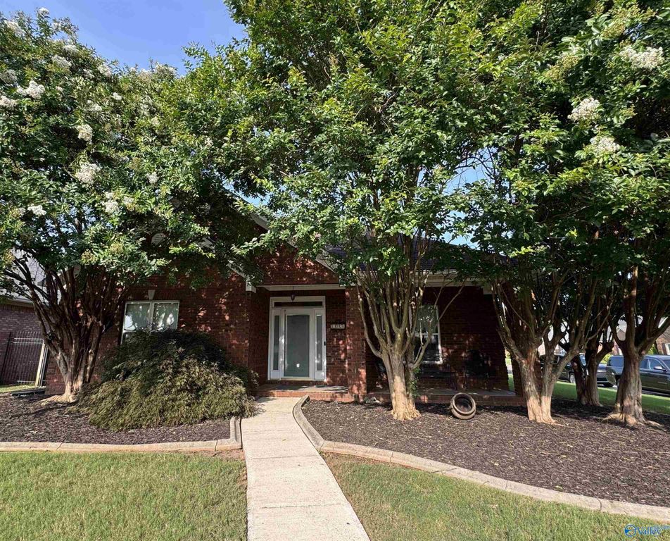 1020 Brookshire Lane SE, Decatur, AL 35601