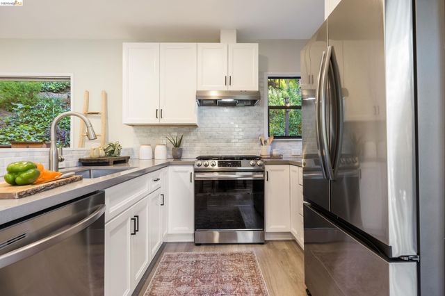 6211 Valley View Rd, Oakland, CA 94611