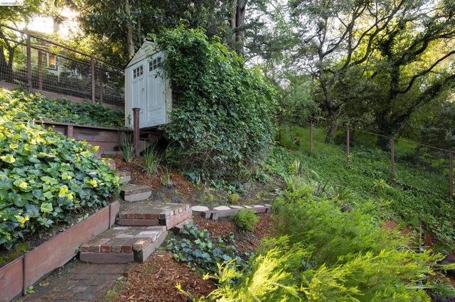 6211 Valley View Rd, Oakland, CA 94611