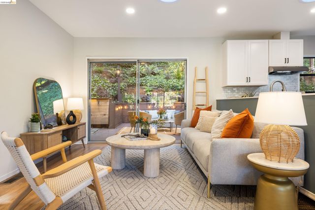 6211 Valley View Rd, Oakland, CA 94611